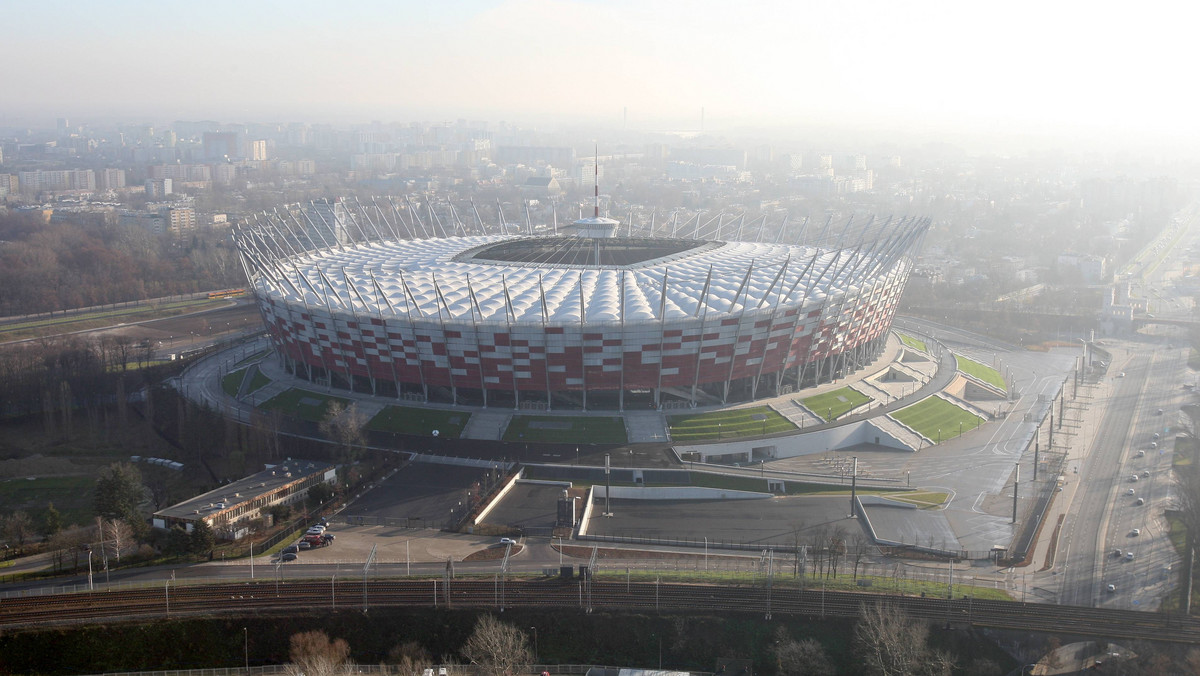 To najdroższa i największa sportowa arena w Polsce. Pomieści 58 tys. ludzi. Na jego budowę wydano prawie 2 mld zł. W 2012 r. gościła piłkarzy światowego formatu i światowe gwiazdy estrady — podaje Polskie Radio RDC.