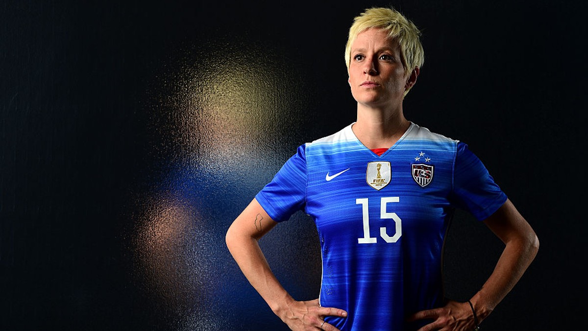 Megan Rapinoe jest kolejną zawodniczką, która postanowiła zaprotestować w trakcie hymnu Stanów Zjednoczonych. Po czarnoskórym futboliście Colinie Kaepernicku, który klęknął podczas wysłuchiwania "Star-Spangled Banner", to samo uczyniła piłkarka Seattle Reign FC.