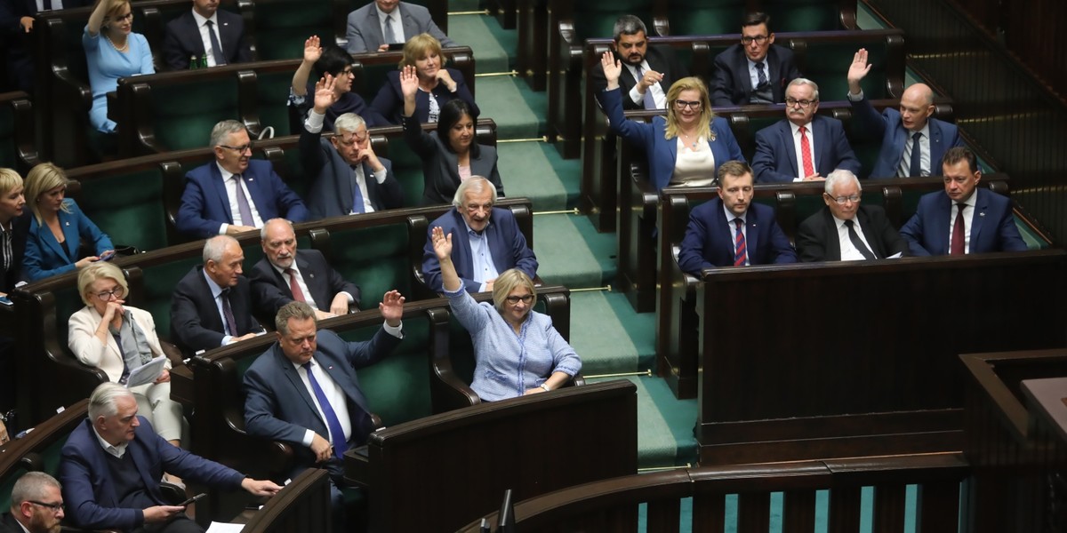 Sejm uchwalił nowelę zakazującą m.in. hodowli zwierząt na futra i ograniczającą ubój rytualny.