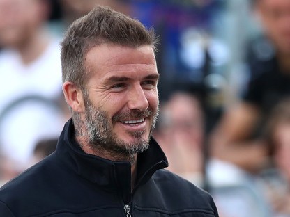 Nagyon fura: David Beckham zöld sminkben pozól a Love magazin címlapján