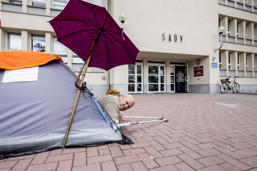 Janusz Włudarski priotestuje przed sądem