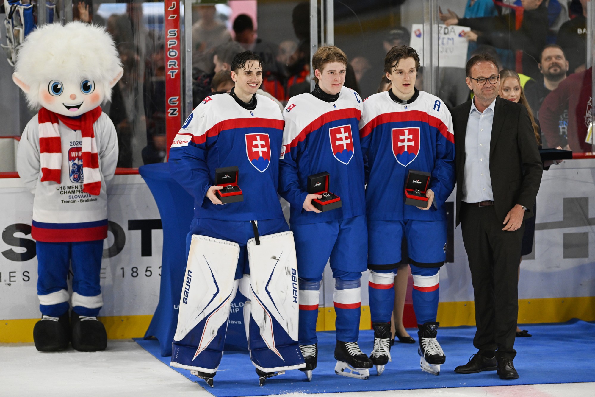 Zľava traja najlepší hráči Slovenska na turnaji Samuel Hrenák, Adam Goljer a Timothy Kazda. 