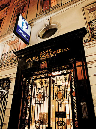 Wejście do siedziby paryskiego oddziału Banku Polska Kasa Opieki SA.
