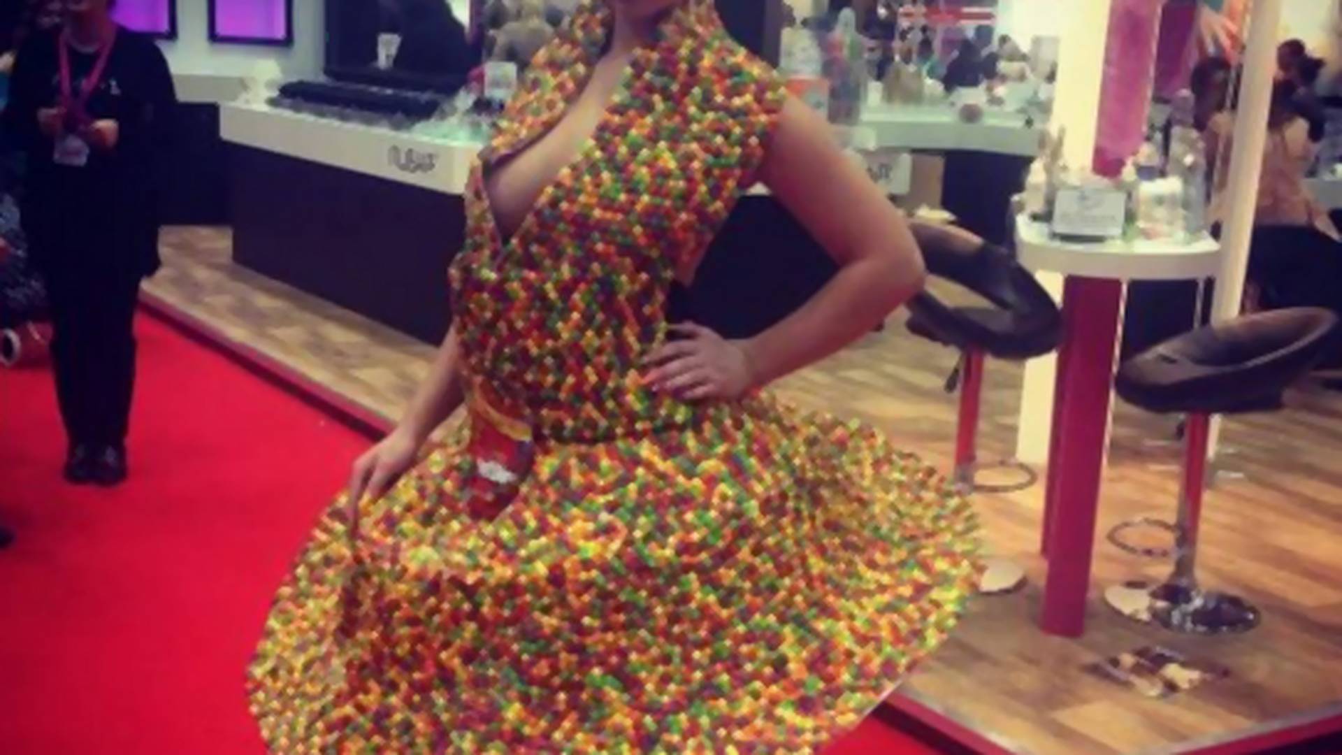 Wpadła na pomysł zrobienia sukienki ze Skittlesów. Projekt odmienił jej życie