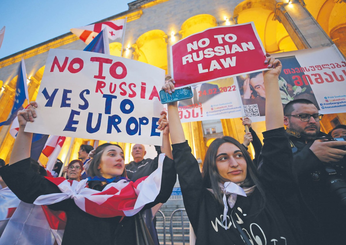 Protesty w Tbilisi przeciwko wprowadzeniu „rosyjskiego prawa”. 15 kwietnia 2024 r.