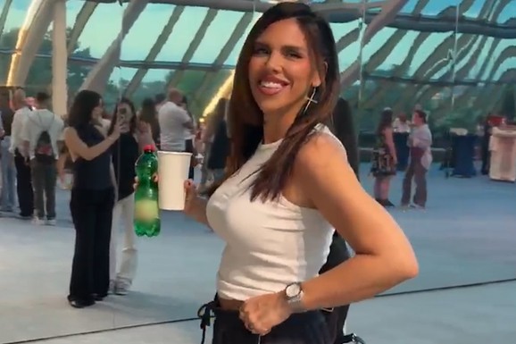 (VIDEO) BEZ BRUSA, ŠORTS I KAUBOJKE Kaja Ostojić u nesvakidašnjem izdanju: Apa-drapa, a grmi