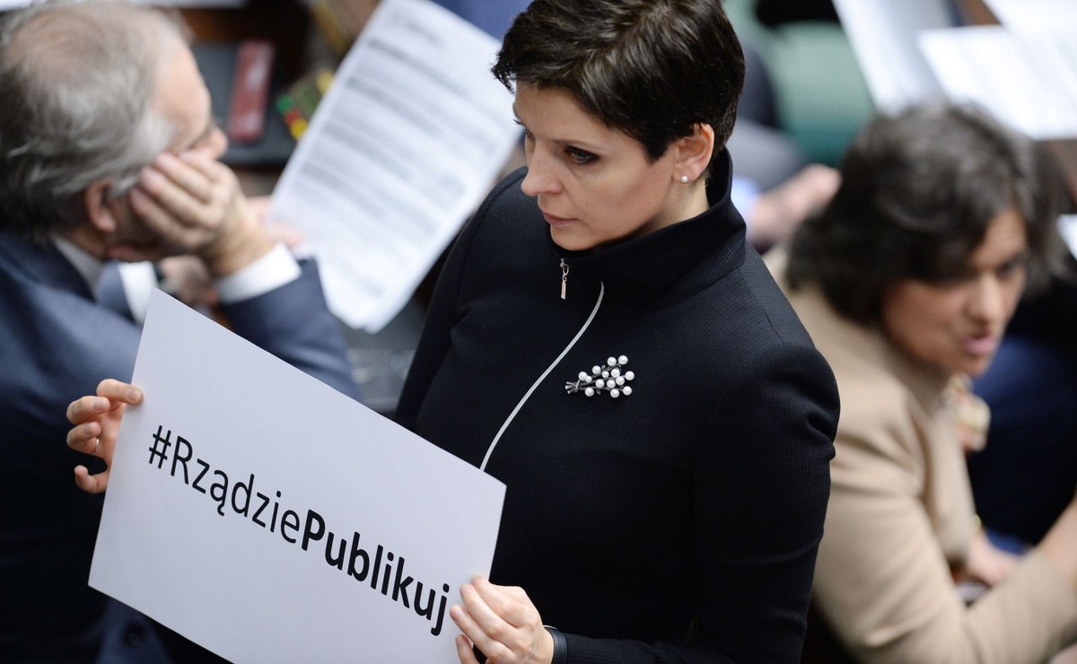 Joanna Mucha prezentuje w Sejmie kartkę z napisem #RządziePublikuj