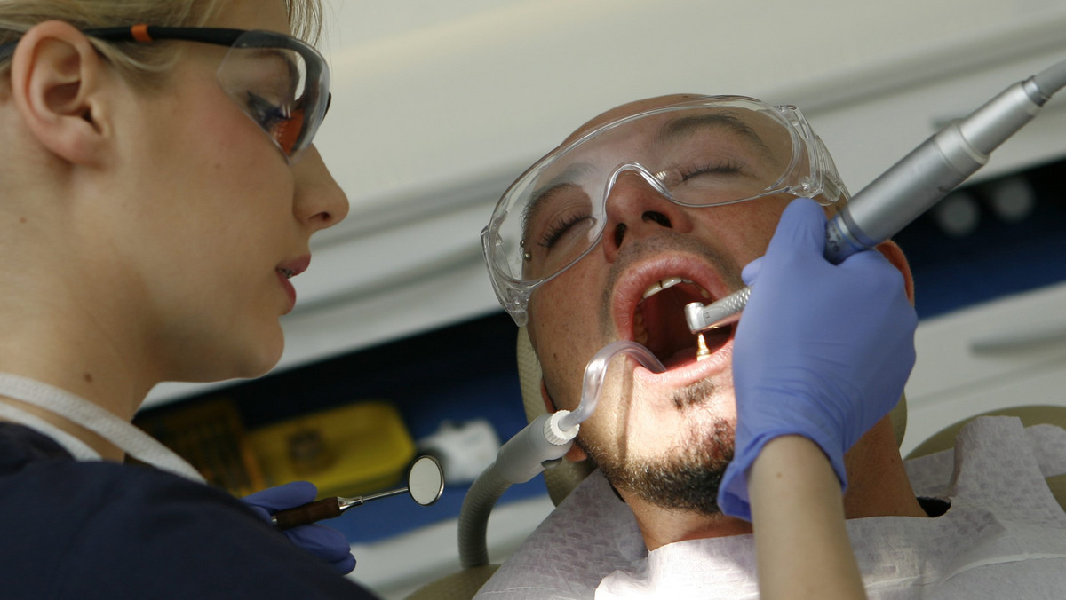 Tomasz Jacyków postanowił dokonać pionierskiego czynu i zaprosił fotoreporterów, żeby udokumentowali, jak stomatolog grzebie mu w jamie ustnej.