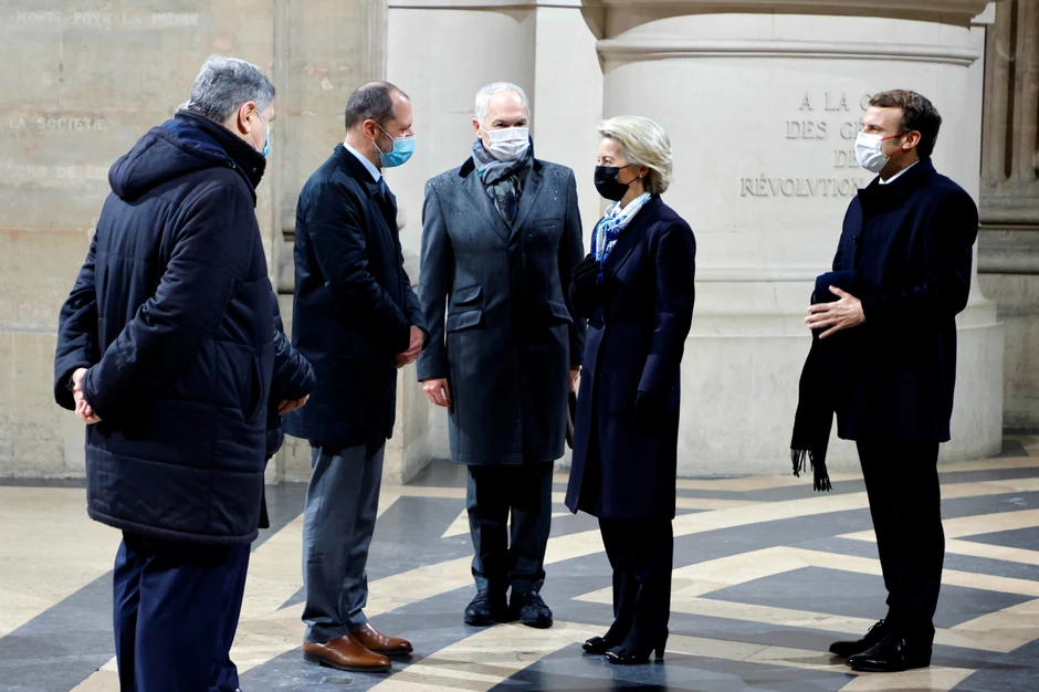 Makron i Fon der Lajen (D) a Moneovim unukom i Veilinim sinovima