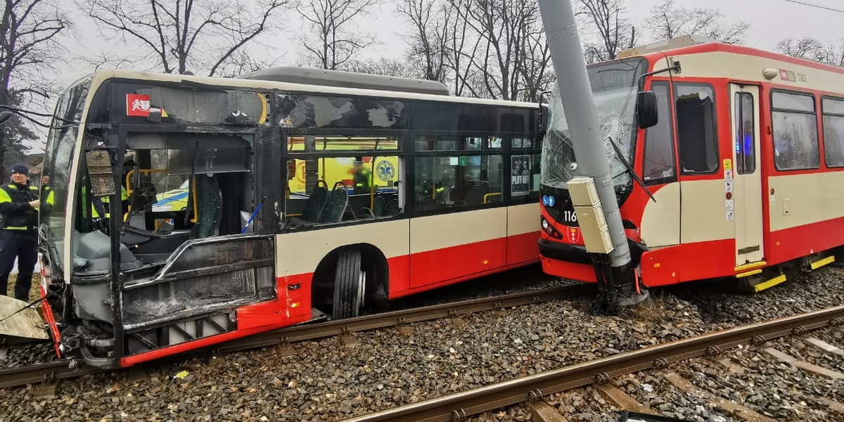 Gdańsk. Zderzenie autobusu miejskiego z tramwajem. 13 osób poszkodowanych.