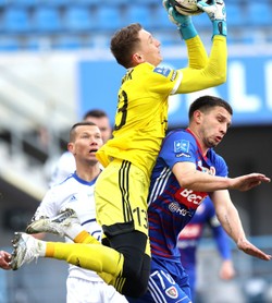 Kapitalna interwencja Placha. Bramkarz uratował Piastowi dwa punkty