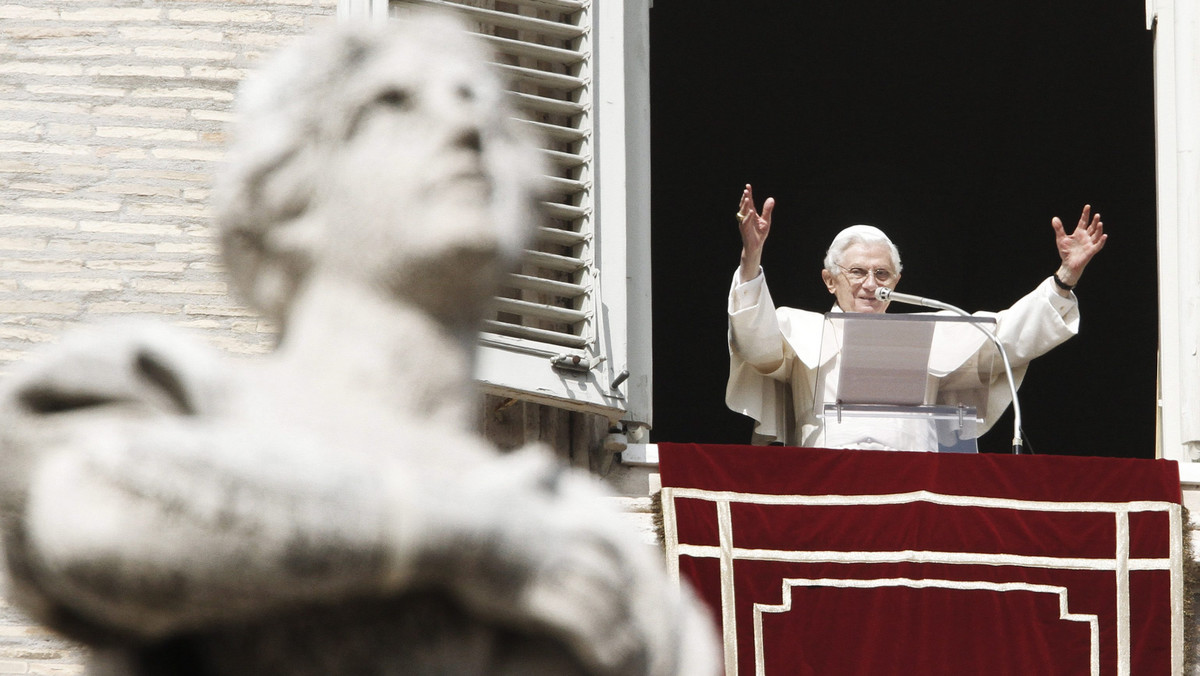 Benedykt XVI pobił dzisiaj kolejny rekord. Od ponad 100 lat nie było papieża starszego od niego. Za 46 dni, 16. kwietnia będzie świętował 85. rocznicę urodzin i tym samym ma więcej lat niż jego poprzednik na stolicy Piotrowej - Jan Paweł II (1920-2005). To nie jedyny rekord należący do Benedykta XVI.