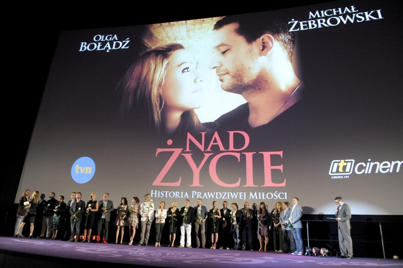 "Nad życie": odsłonięte plecy Bołądź i Żebrowski z żoną na premierze filmu o Agacie Mróz