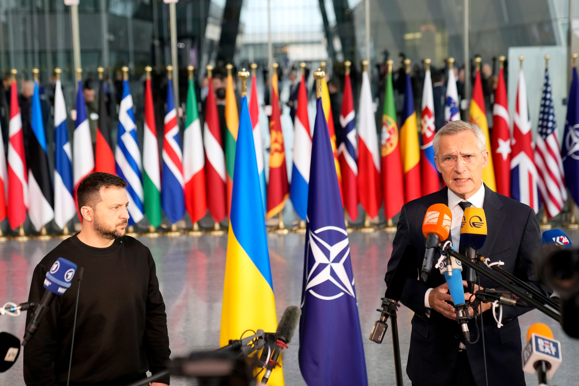(Vľavo) je ukrajinský prezident Volodymyr Zelenskyj  a generálny tajomník NATO Jens Stoltenberg počas tlačovej konferencie pred stretnutím ministrov obrany NATO v Bruseli.