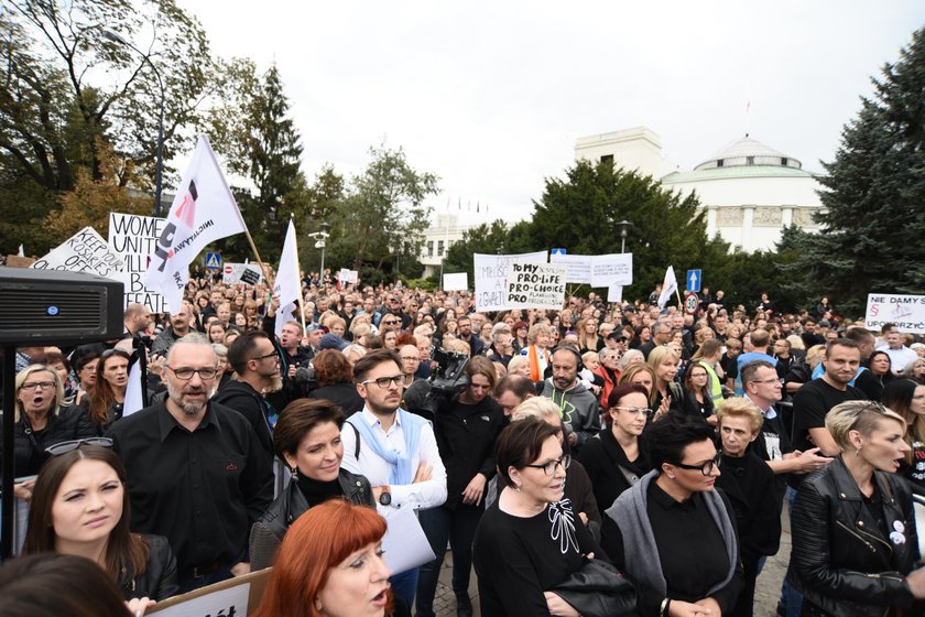 "Pięćset złotych nie dla zygoty!": wkurzone Polki pod Sejmem