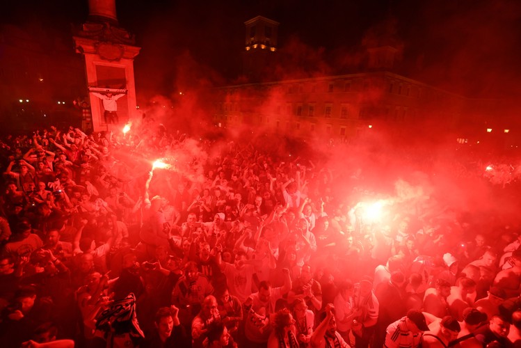 Drużyna Legii Warszawa świętuje z kibicami na Placu Zamkowym zdobycie tytułu mistrza Polski 2016/2017