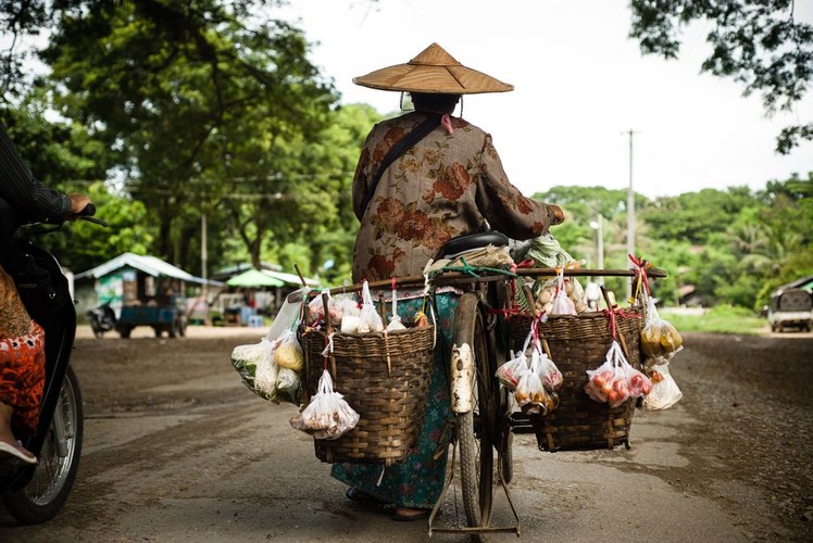 Azjatycki sklep mobilny; fot. T. Bogusz / Pirania na kolację