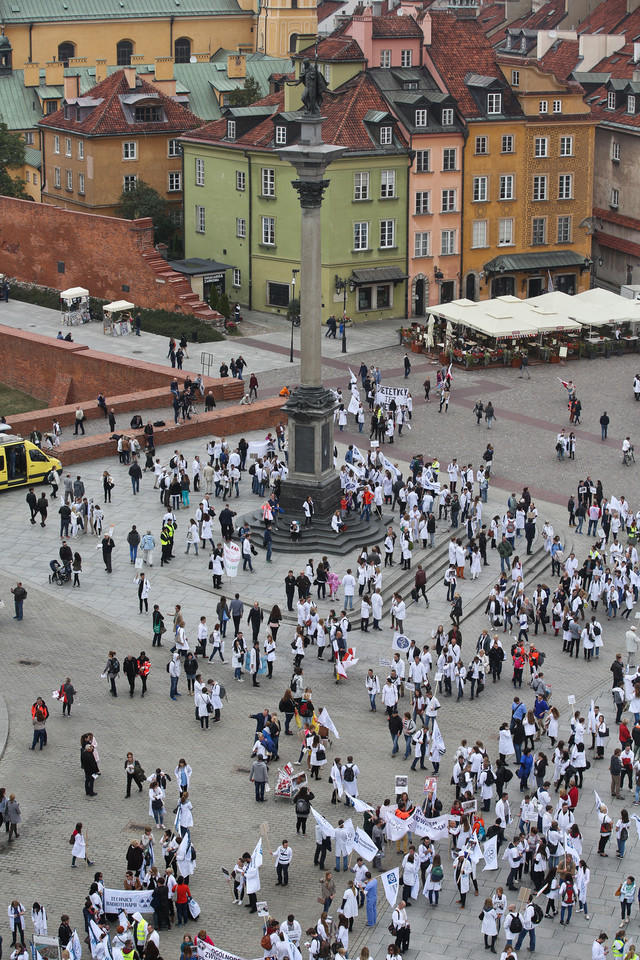 WARSZAWA MARSZ PRACOWNIKÓW SŁUŻBY ZDROWIA (uczestnicy marszu)