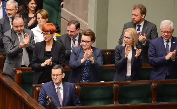 PiS robi zwrot i przechodzi do ofensywy. Partia szykuje nowy pakiet rozwiązań, które mają jej zapewnić poparcie wyborców