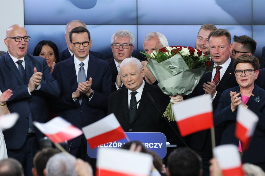 Jarosław Kaczyński i czołowi politycy PiS w wieczór wyborczy (15.10.2023)