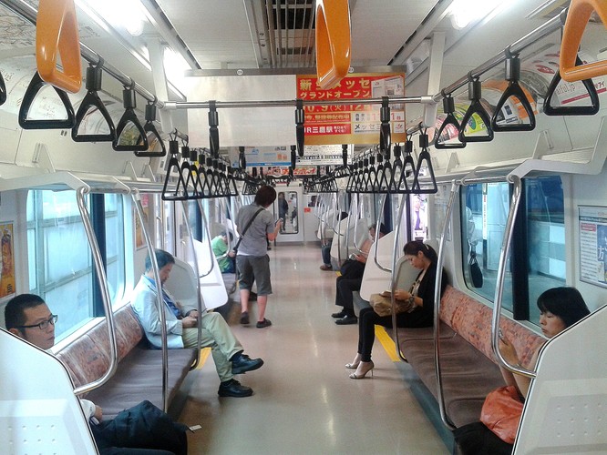 Większość ruchu kolejowego w Tokio generuje kolej dojazdowa. Według danych CNN pociągami (w tym liniami metra) porusza się 48 proc. tokijczyków. W dalszej kolejności mieszkańcy stolicy Japonii wybierają spacer lub jazdę na rowerze, a dopiero potem samochód i inne prywatne środki transportu.