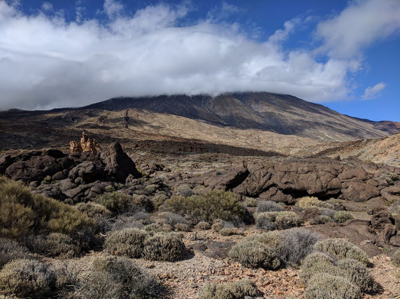 Roques de Garcia. Może się zdarzyć, że nieśmiały wulkan Teide schowa się za chmurką :) 