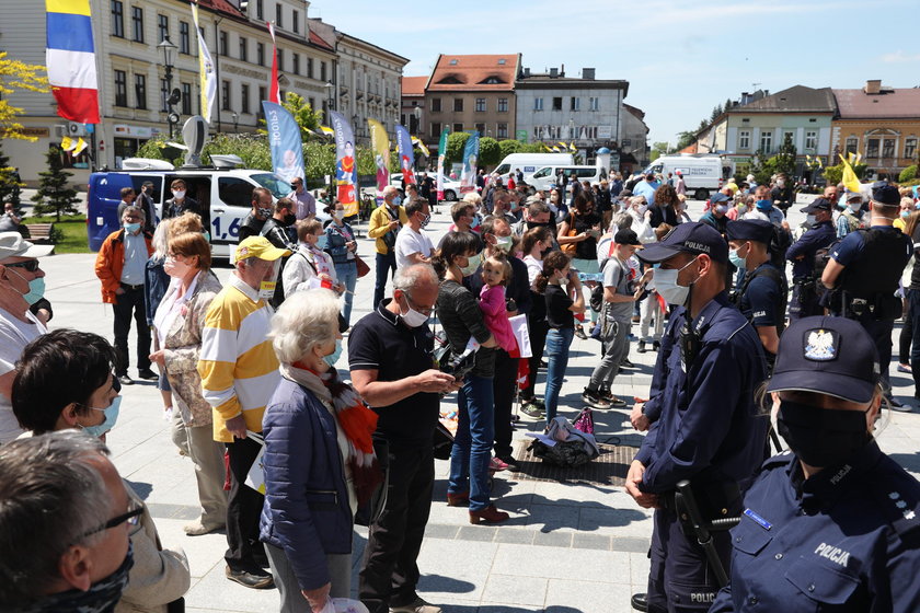 Urodziny Jana Pawła II. Wierni zapomnieli o zasadach bezpieczeństwa