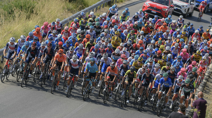 Versenyzők a 107. Tour de France profi országúti kerékpáros körverseny tizenegyedik, Chatelaillon-Plage and Poitiers közötti, 167,5 kilométeres szakaszán a franciaországi Poitiers-ben / Fotó: MTI AP