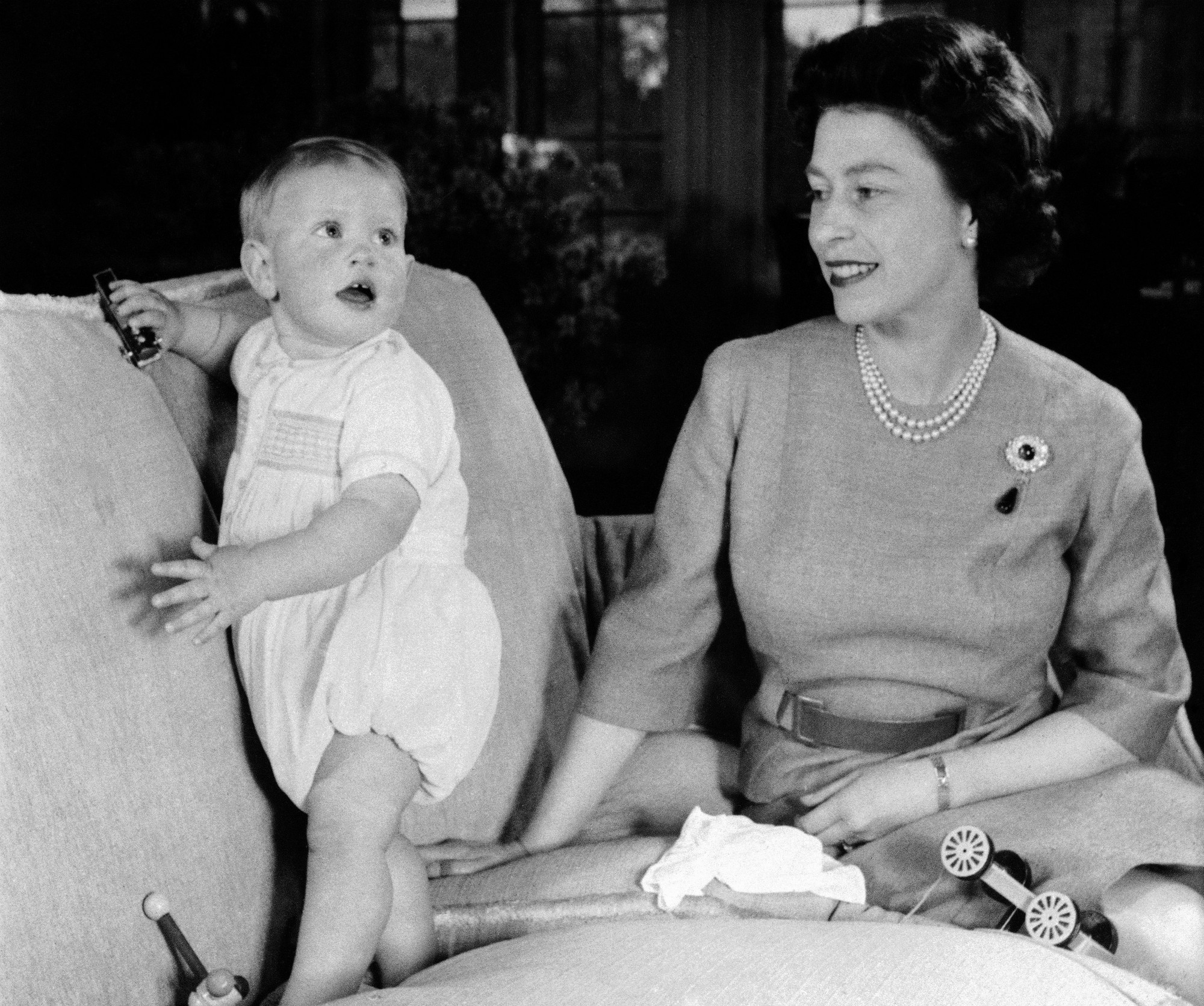 Britská kráľovná Alžbeta II. s princom Edwardom v roku 1955. 