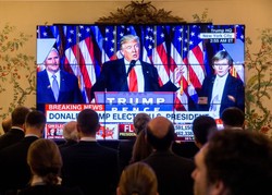 "Idą niepewne czasy" i "czerwona kartka dla sondażowni". Polski Twitter komentuje zwycięstwo Trumpa