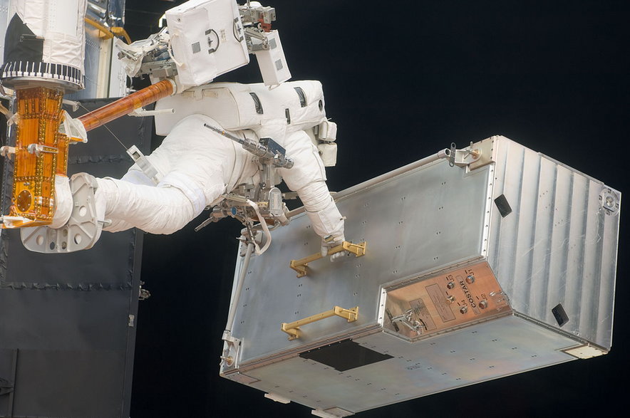 Moduł COSTAR w 2009 roku podczas jego usuwania przez misję STS-125. W tym czasie wszystkie instrumenty miały już swoje własne układy korygujące i COSTAR był zbędny. Jego miejsce zajął Cosmic Origins Spectrograph