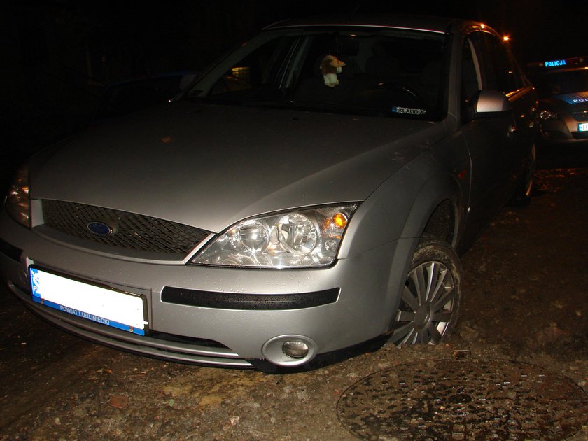 Ford mondeo w zapadlisku w Zabrzu