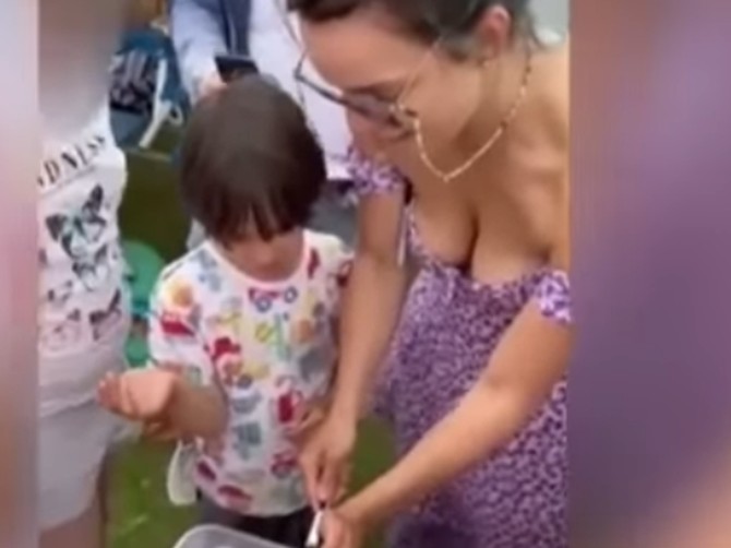 Zbog velikog dekoltea na proslavi rođendana svog sina dobila je veliki broj uvreda