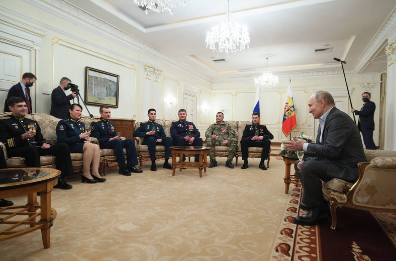 Władimir Putin na spotkaniu z żołnierzami, którzy wrócili z frontu walk w Ukrainie