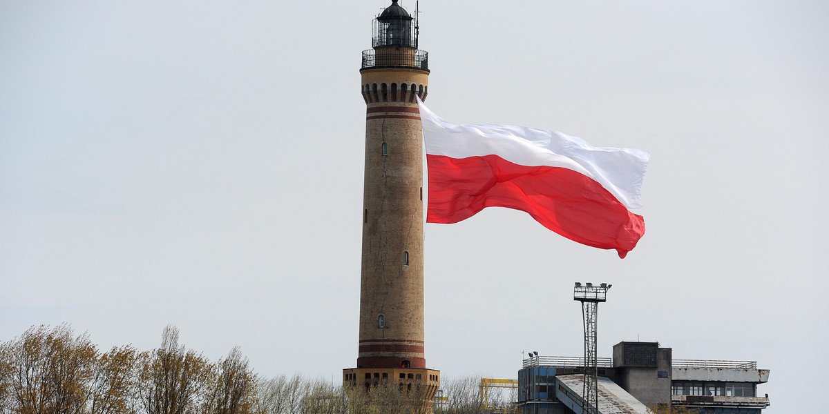 Gigantyczna flaga załopotała na latarni morskiej w Świnoujściu