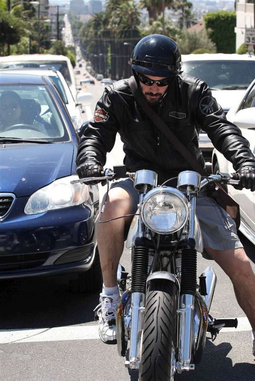 Keanu Reeves zarośniety  na motorze