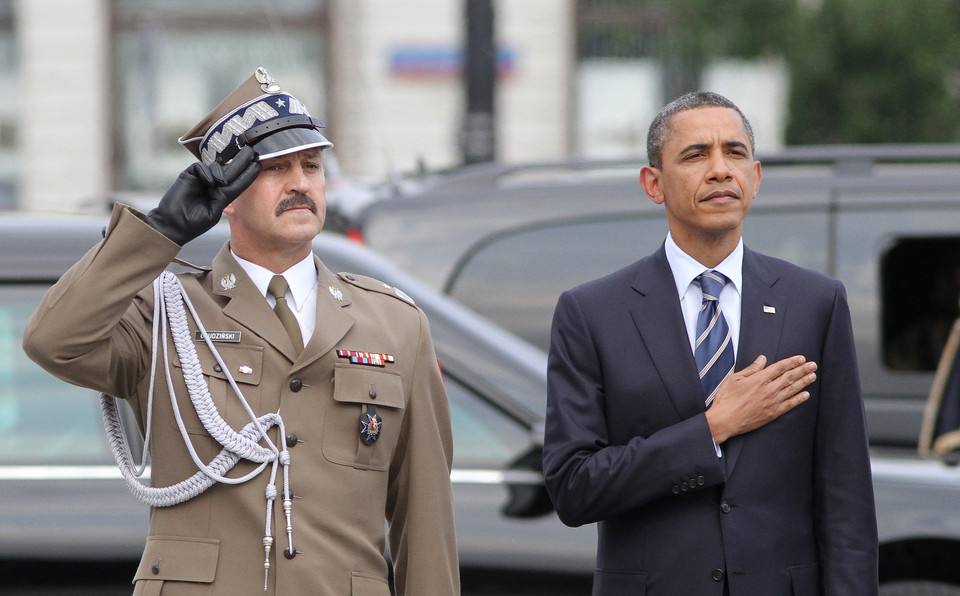 Prezydent USA Barack Obama (P), w towarzystwie gen. Wiesława Grudzińskiego (L), fot. PAP/Paweł Supernak