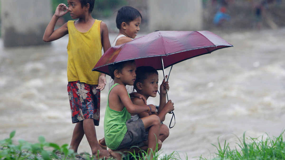 Do 51 wzrosła liczba śmiertelnych ofiar burzy tropikalnej, która szalała od wtorku do czwartku nad północną częścią Filipin; większość z tych osób utonęła podczas powodzi lub zginęła pod lawinami błotnymi.