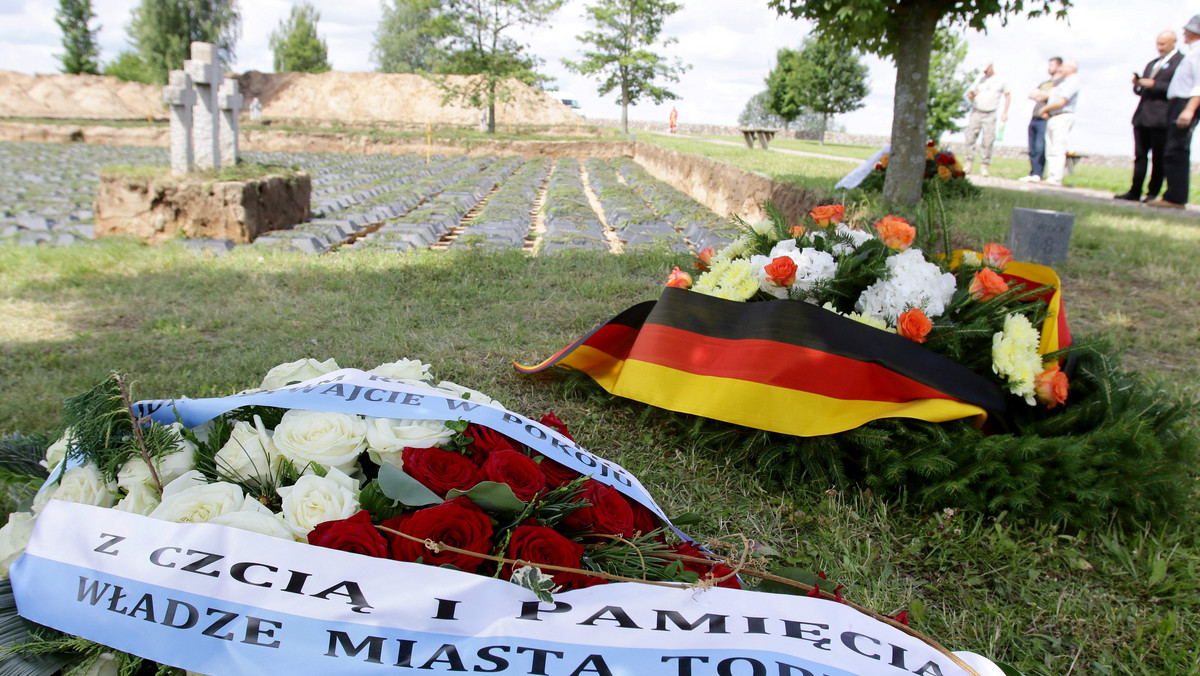 Podczas minionego weekendu w Bartoszach w Warmińsko-Mazurskiem uroczyście pochowano szczątki 2974 osób, które odnaleziono na terenie byłego obozu jenieckiego na toruńskich Glinkach. W pogrzebie wzięli udział przedstawiciele toruńskich władz.
