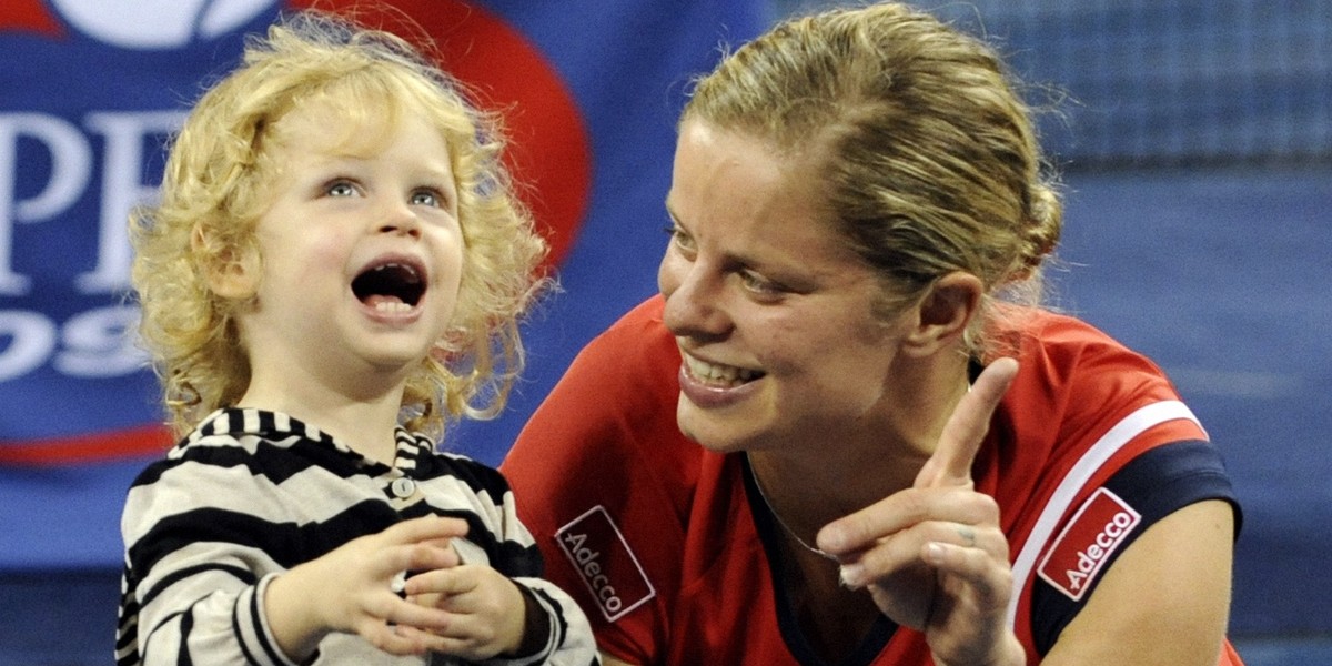 Kim Clijsters i jej córka Jada Ella na korcie centralnym turnieju US Open.