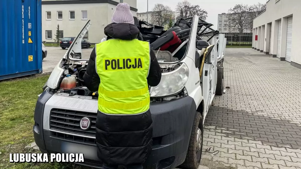 Złodzieje wpadli w "dziupli". Rozkręcali skradzione auto