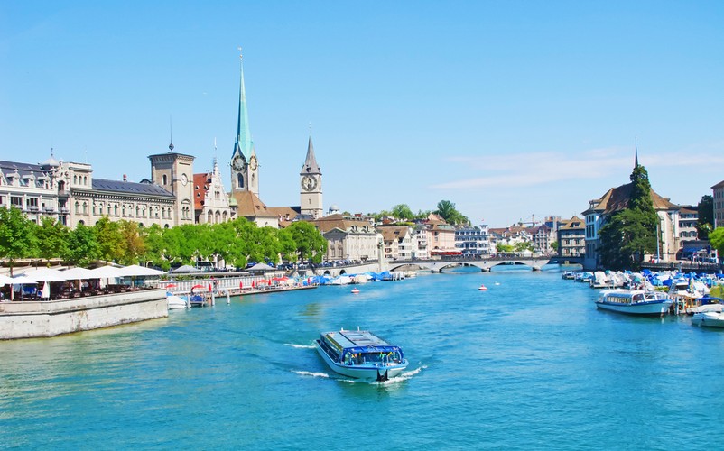 Zurych - największe miasto Szwajcarii jest szczególnie popularnym celem miłośników sztuki i zakupów. Kunsthaus i Muzeum Rietberg. – zadowolą miłośników sztuki.  Miłośnikom zakupów przypadną za to do gustu Bahnhofstrasse i Niederdorf, gdzie znajdą niezliczone ilości sklepów.