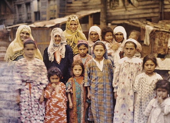 Grupa ormiańskich kobiet i dzieci w Stambule (fot. Stéphane Passet, wrzesień 1912, domena publiczna).