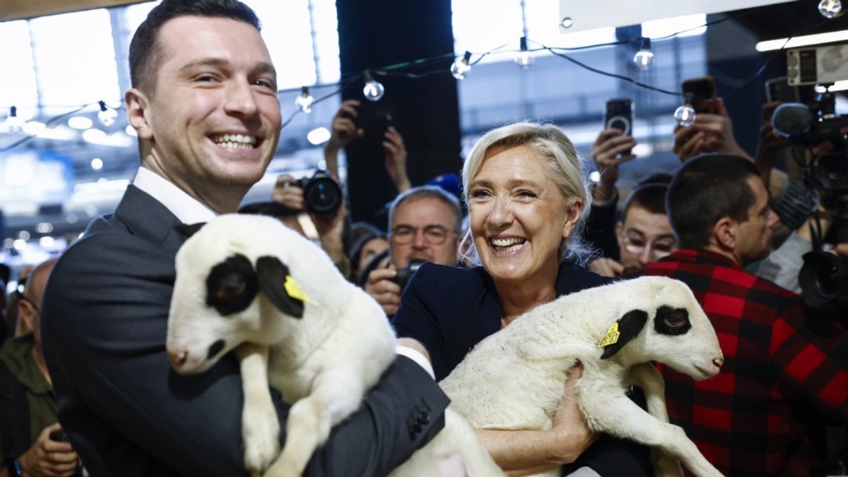 Žordan Bardela i Marin Le Pen tokokm posete Poljoprivrednom sajmu u Parizu 26. februara