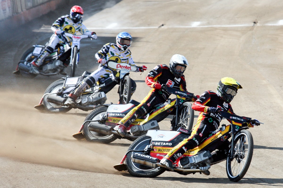Matej Zagar (kask czerwony) i Piotr Protasiewicz (niebieski) z drużyny Marwis.pl Falubaz Zielona Góra oraz Tai Woffinden (żółty) i Daniel Bewley (biały) z zespołu Betard Sparta Wrocław podczas meczu Ekstraligi, na Stadionie Miejskim