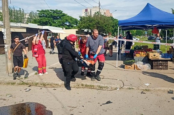 NA SNAZI VAZDUŠNA UZBUNA Ruski dron pogodio tržni centar u Zaporožju, ima povređenih