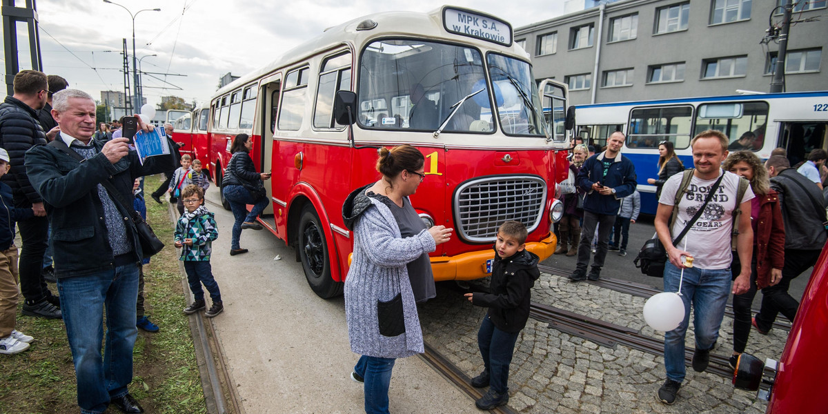 Parada zabytkowych autobusów