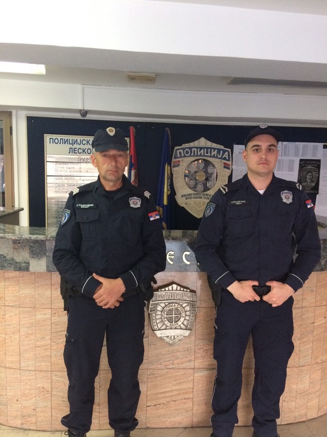 "I JA KOD KUĆE IMAM ĆERKICU, NE PLAŠI SE" Ovako su hrabri leskovački policajci upeli da odgovore majku DA SKOČI SA DETETOM SA ZGRADE