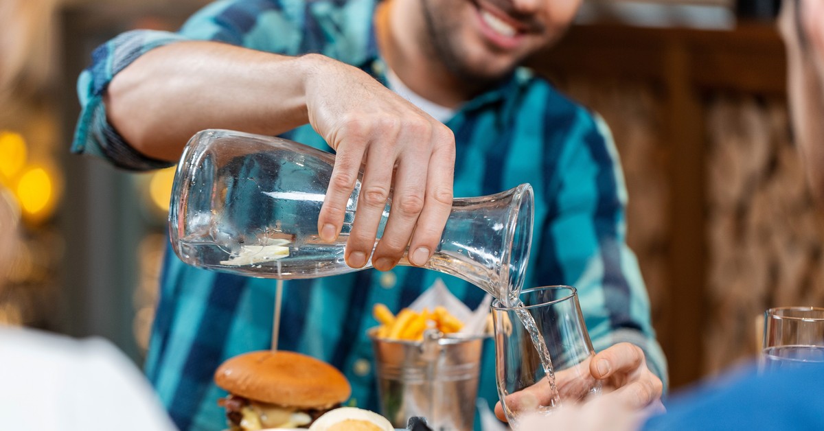 Niebezpieczny incydent w warszawskiej restauracji – pracownik zatrzymany po podaniu napoju współpracownicy