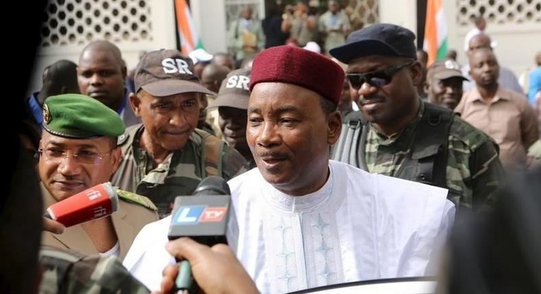 Niger's incumbent President Mahamadou Issoufou speaks to journalists after voting during the country's presidential and legislative elections in Niamey, Niger, February 21, 2016. 